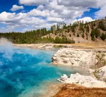 Yellowstone’s natural wonders & wildlife